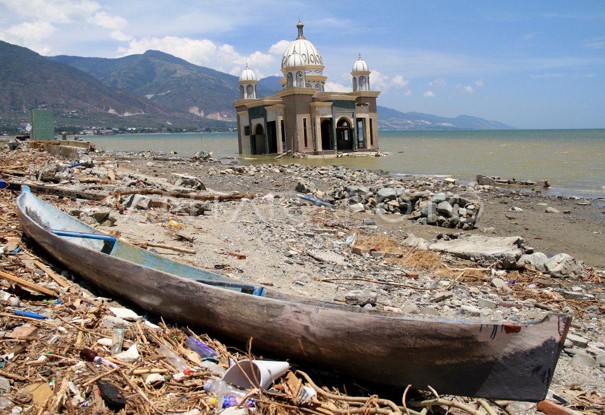 MASJID RUSAK AKIBAT GEMPA DAN TSUNAMI PALU ANTARA Foto