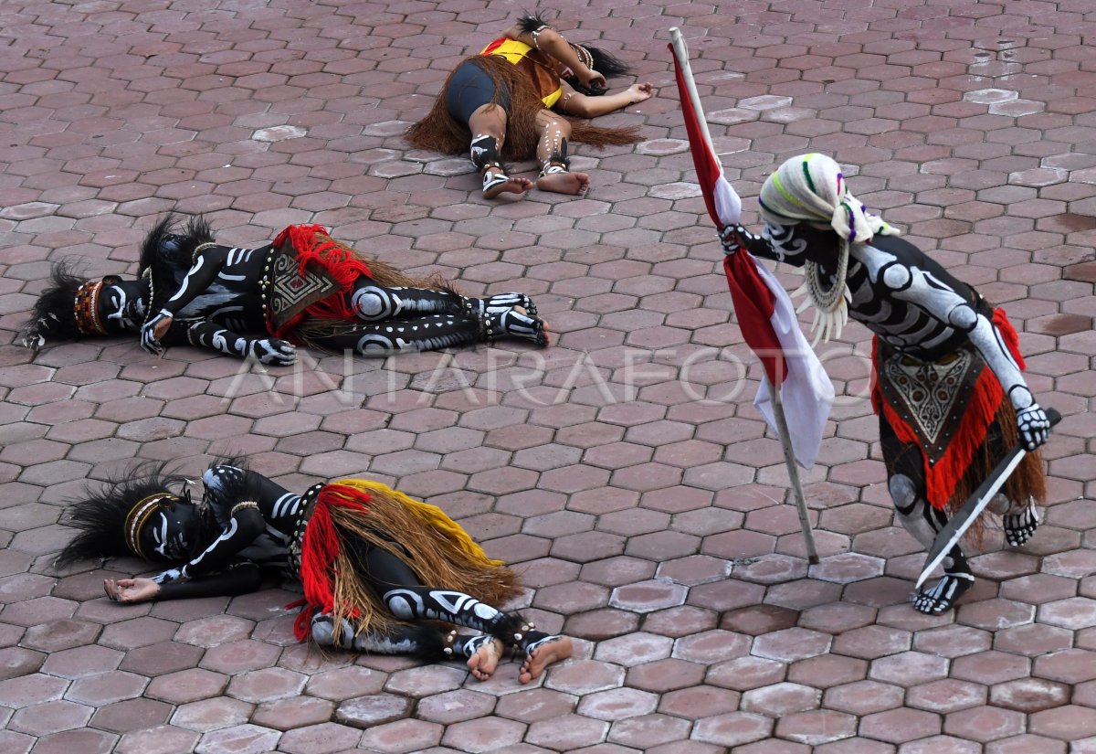 Pertunjukan Tari Kreasi Di Pon Papua Antara Foto