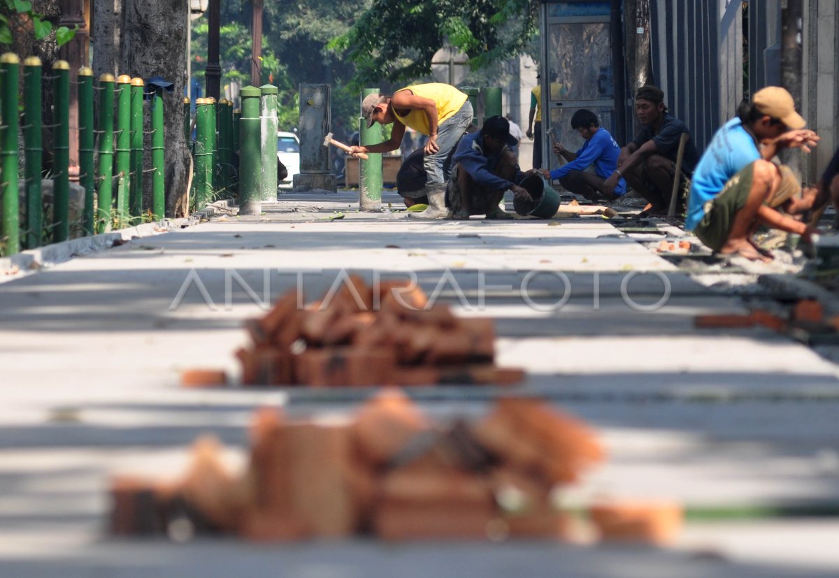 JALUR PEDESTRIAN ANTARA Foto