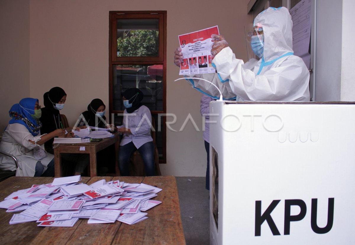 PENGHITUNGAN SUARA PILKADA KOTA MAKASSAR ANTARA Foto