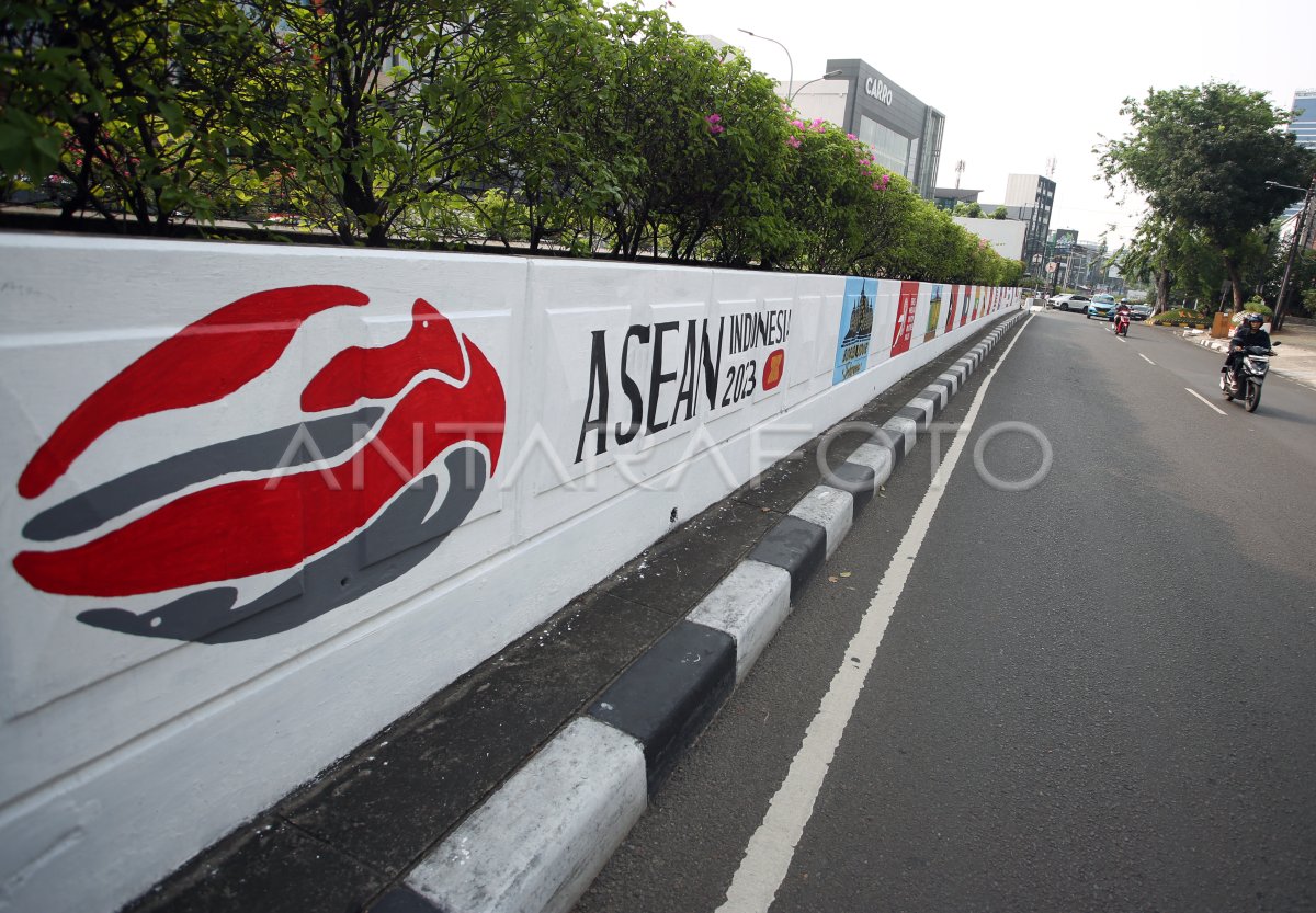 Mural Sambut KTT Ke 43 ASEAN ANTARA Foto