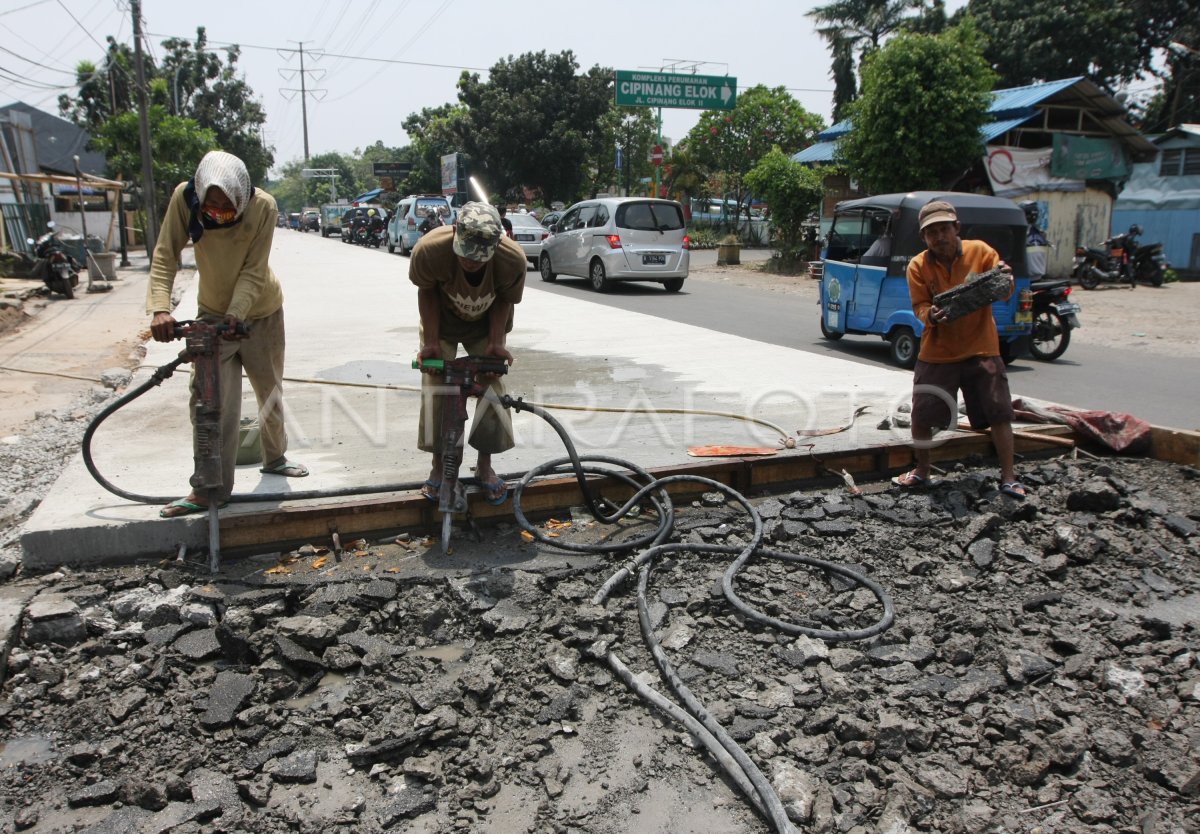 Perbaikan Infrastruktur Jalan Antara Foto