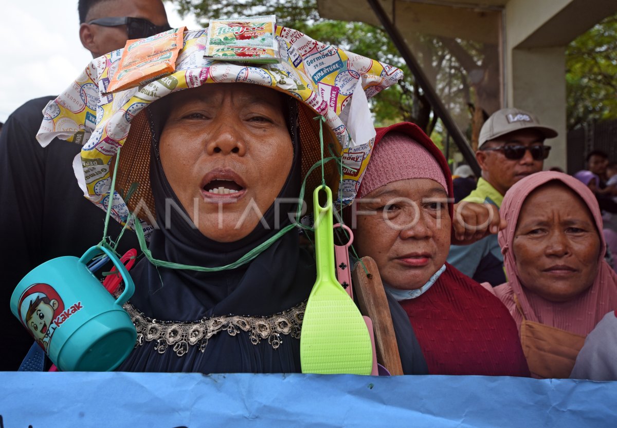 Unjuk Rasa Pedagang Pasar Tolak Penggusuran Di Serang Antara Foto