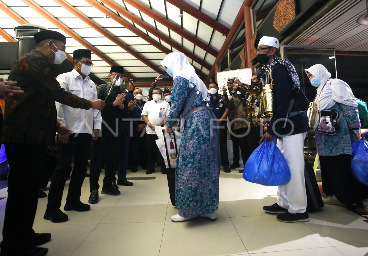 MENKO PMK DAN MENHUB SAMBUT KEDATANGAN HAJI ANTARA Foto