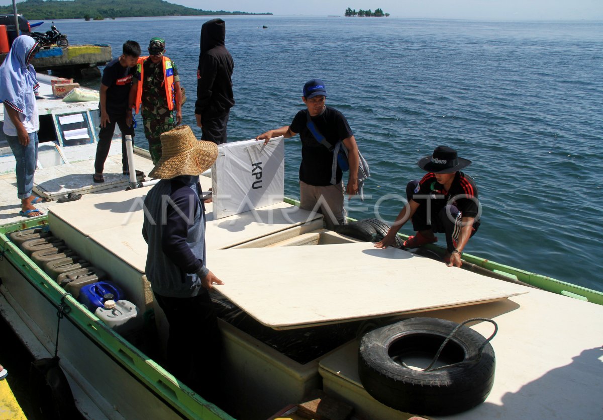 DISTRIBUSI KOTAK SUARA KE PULAU DI MAMUJU ANTARA Foto