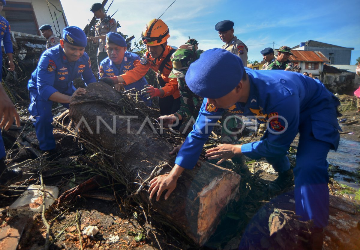 Pencarian Korban Banjir Bandang Di Sungai Pua ANTARA Foto