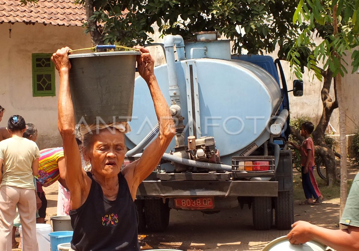 Distribusi Air Bersih Antara Foto