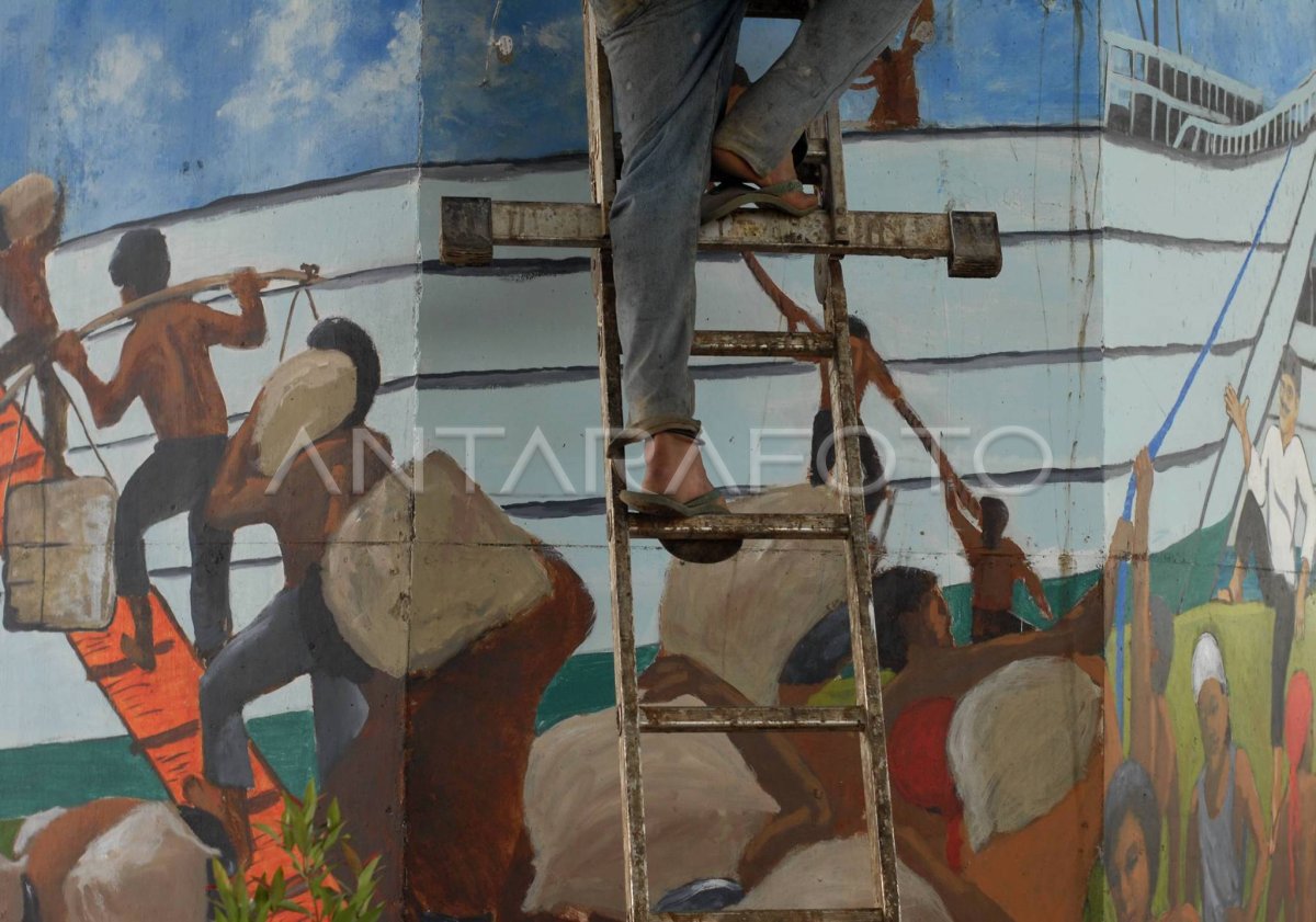 Mural Kolong Tol Antara Foto