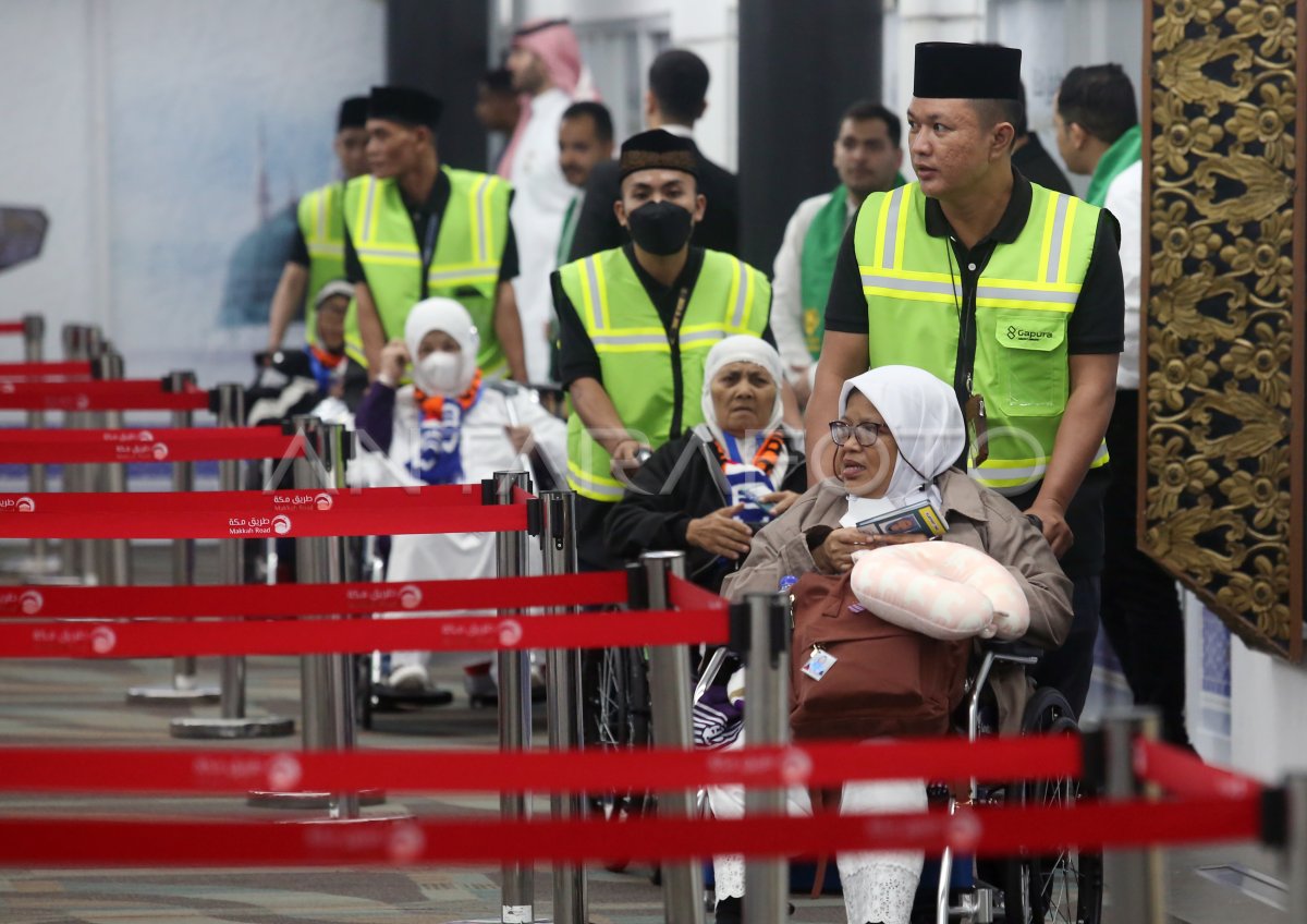 Pemberangkatan Kloter Pertama Jamaah Calon Haji Indonesia ANTARA Foto