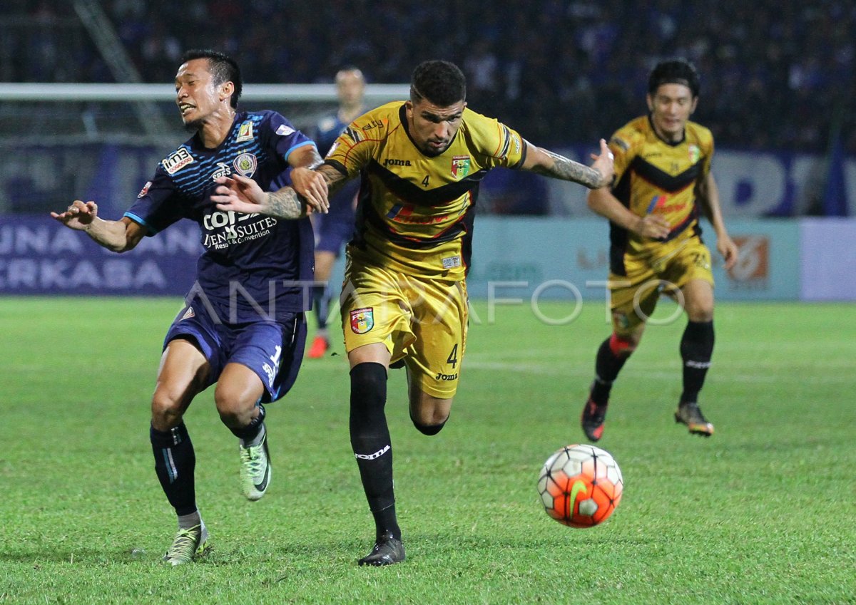 Arema Lawan Mitra Kukar Antara Foto