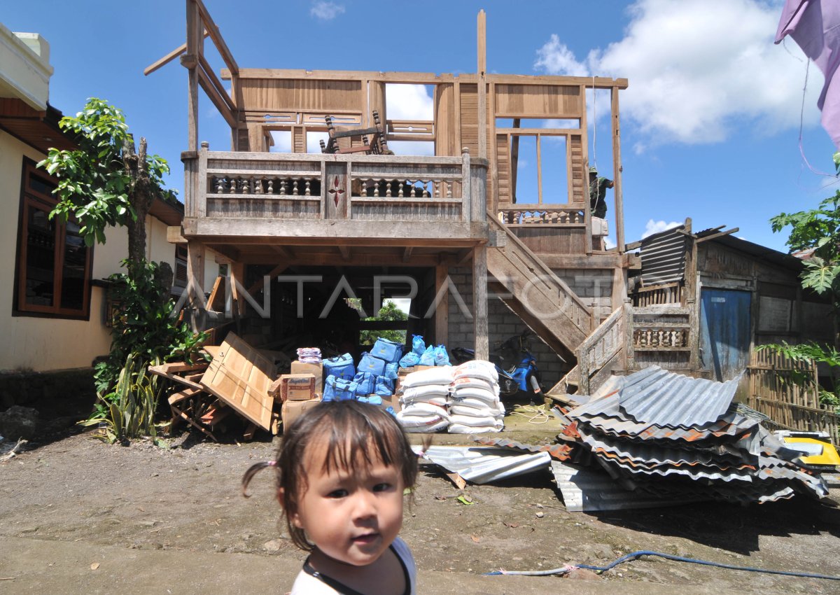 ANGIN PUTING BELIUNG ANTARA Foto