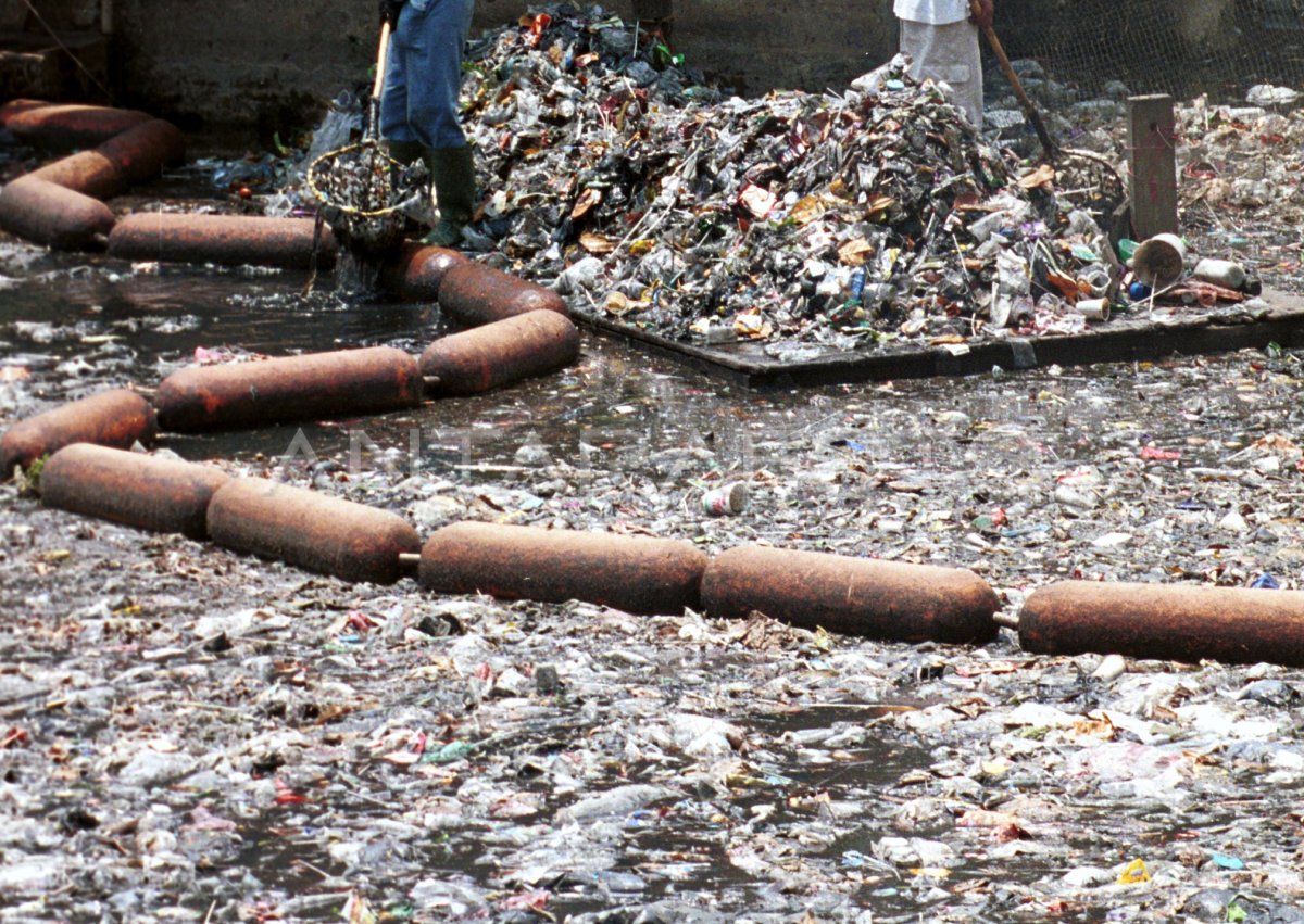 Bersihkan Sampah Sungai Ciliwung Antara Foto