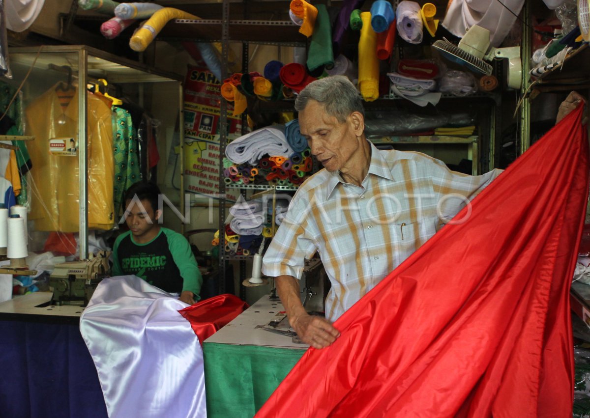 PENJAHIT BENDERA MERAH PUTIH ANTARA Foto