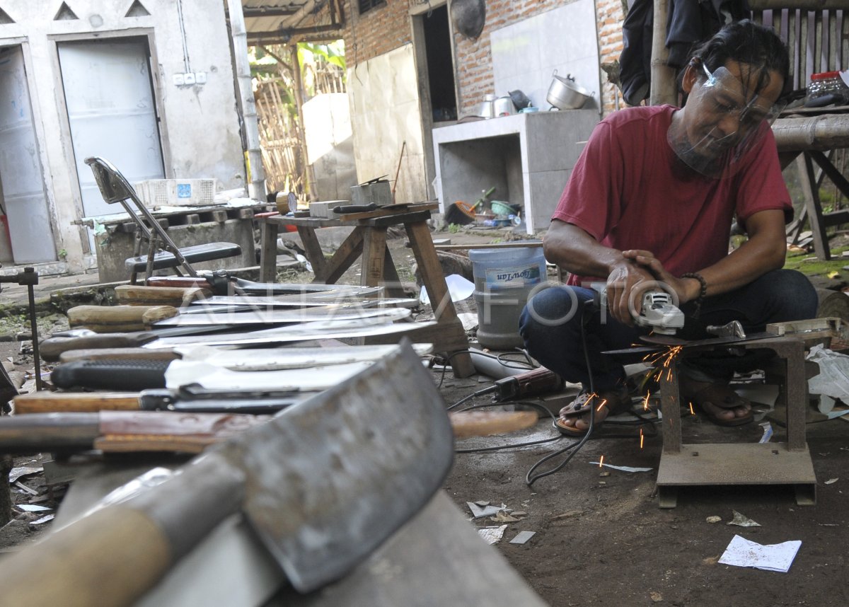 PISAU UNTUK MENYEMBELIH HEWAN KURBAN ANTARA Foto