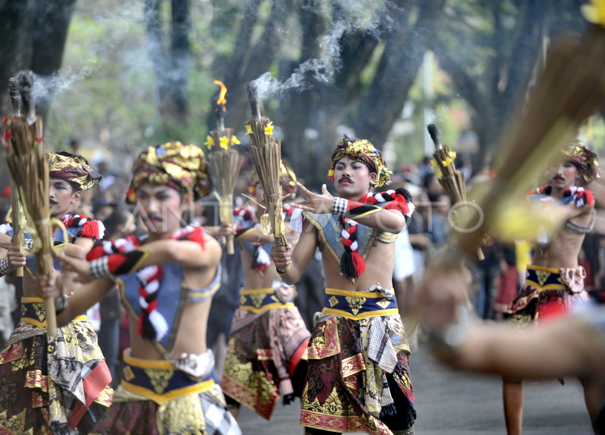 PARADE KESENIAN ANTARA Foto