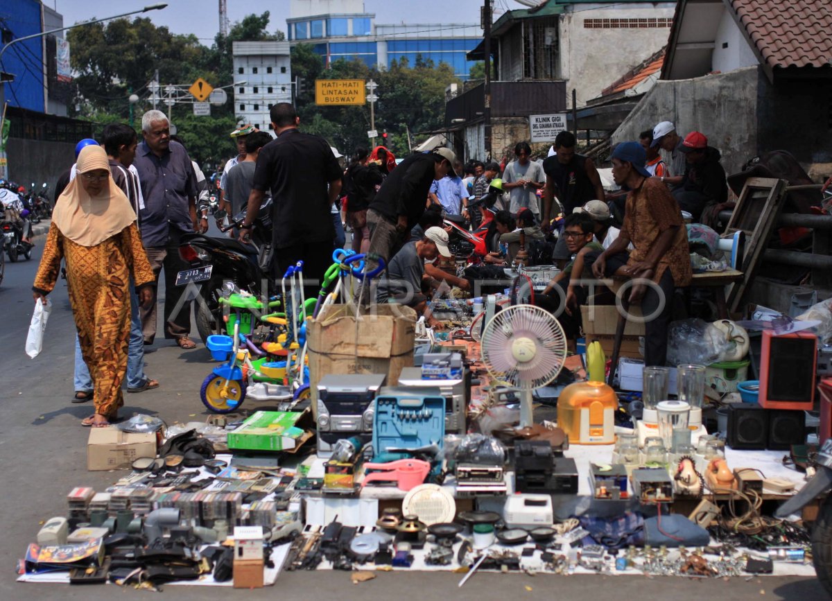 BERBURU BARANG BEKAS ANTARA Foto