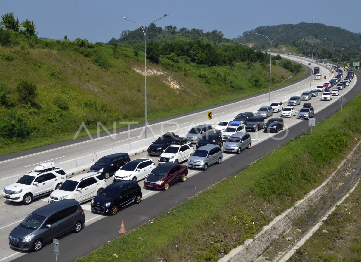 Peningkatan Volume Kendaraan Tol Bakauheni Terbanggi Besar Antara Foto