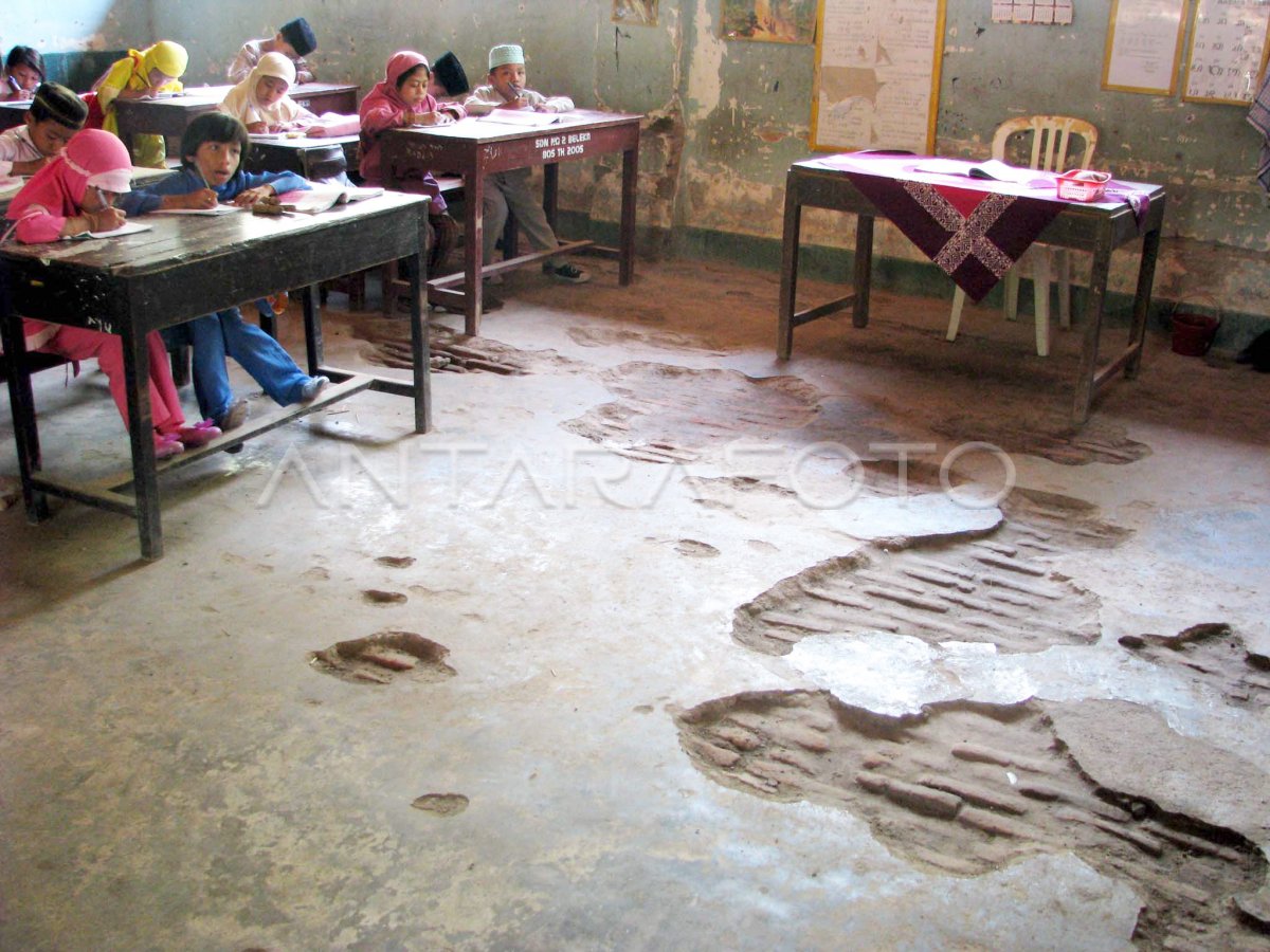 Sekolah Rusak Antara Foto