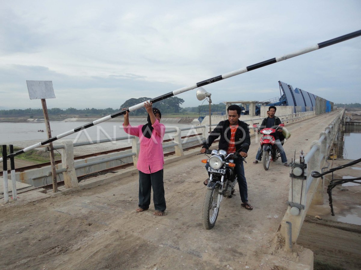 Jembatan Bendung Gerak Antara Foto