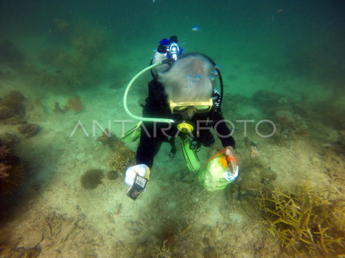 Gerakan Aksi Bersih Pulau Antara Foto