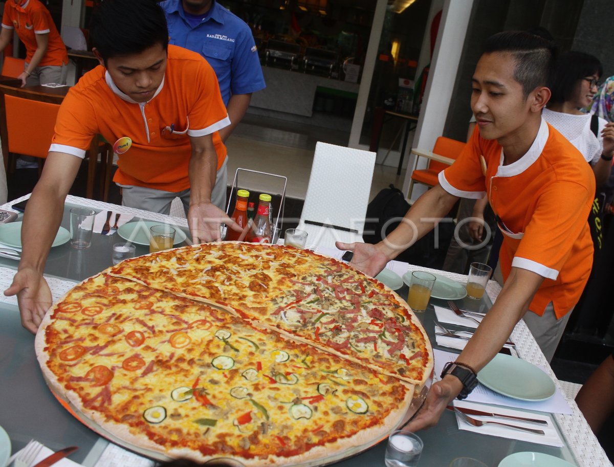 Pizza Raksasa Sambut Hut Kemerdekaan Antara Foto