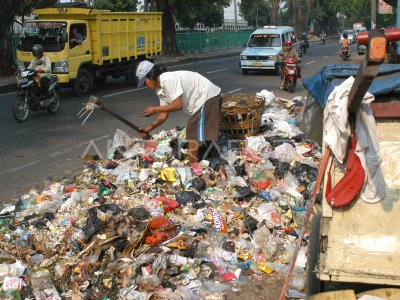 SAMPAH MENUMPUK ANTARA Foto