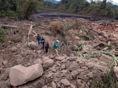 KUNJUNGI LOKASI BENCANA ANTARA Foto