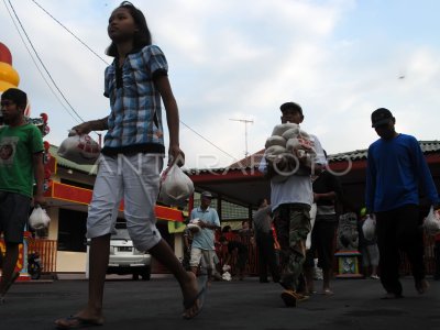 ANTRI PEMBAGIAN SEMBAKO ANTARA Foto