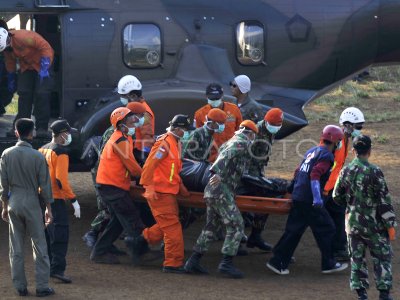 EVAKUASI KORBAN SUKHOI SUPERJET 100 ANTARA Foto