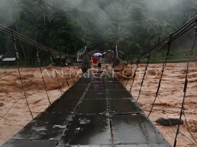 AIR SUNGAI MELUAP ANTARA Foto