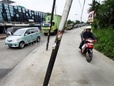 TIANG LISTRIK DI TENGAH JALAN ANTARA Foto