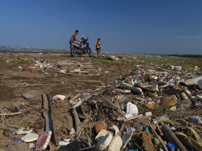 SAMPAH MENUMPUK DI PANTAI ANTARA Foto