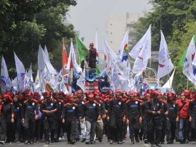 TUNTUT KENAIKAN UPAH BURUH ANTARA Foto