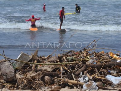 Sampah Pantai Menumpuk Antara Foto