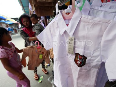 PERMINTAAN SERAGAM SEKOLAH MENINGKAT ANTARA Foto