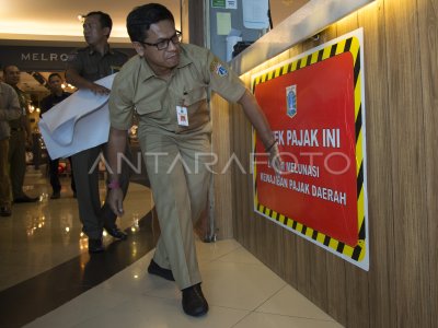 Pemasangan Stiker Penunggak Pajak Antara Foto