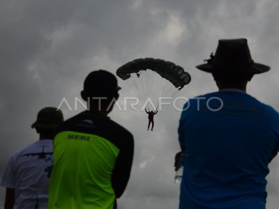 LATIHAN ATLET TERJUN PAYUNG ANTARA Foto