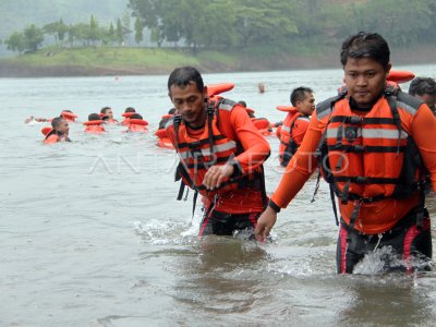 PELATIHAN SAR WATER RESCUE ANTARA Foto