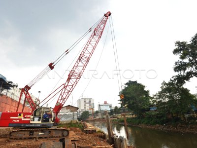 NORMALIASASI SUNGAI CILIWUNG ANTARA Foto