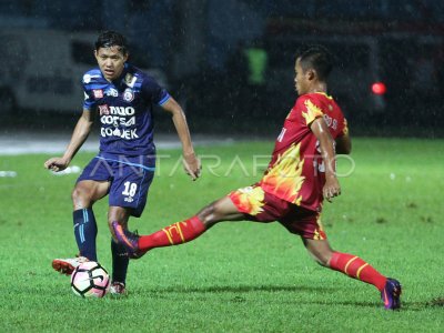 AREMA LAWAN BHAYANGKARA FC ANTARA Foto