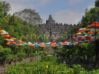 PAYUNG WARNA WARNI BOROBUDUR ANTARA Foto