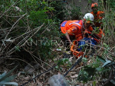 Simulasi Evakuasi Korban Gempa Bumi Antara Foto