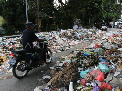 Sampah Menumpuk Di Jalan Antara Foto