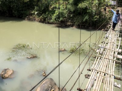 BANTUAN PEMBANGUNAN JEMBATAN GANTUNG ANTARA Foto