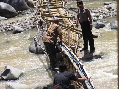 JEMBATAN GANTUNG AMBRUK ANTARA Foto