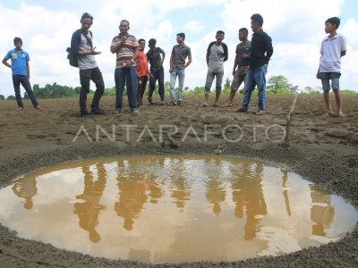 GELEMBUNG GAS DI PERDALAMAN ACEH ANTARA Foto