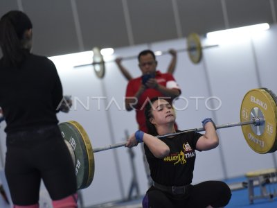 Latihan Angkat Besi Antara Foto