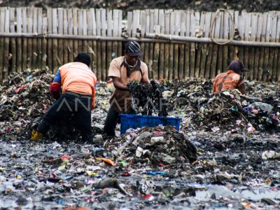 Percepat Pengangkutan Sampah Teluk Jakarta Antara Foto