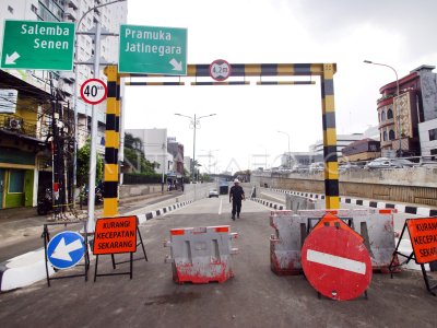 PENUNDAAN UJI COBA UNDERPASS MATRAMAN ANTARA Foto