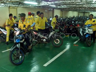 PEMUDIK MOTOR MENGGUNAKAN KAPAL LAUT ANTARA Foto